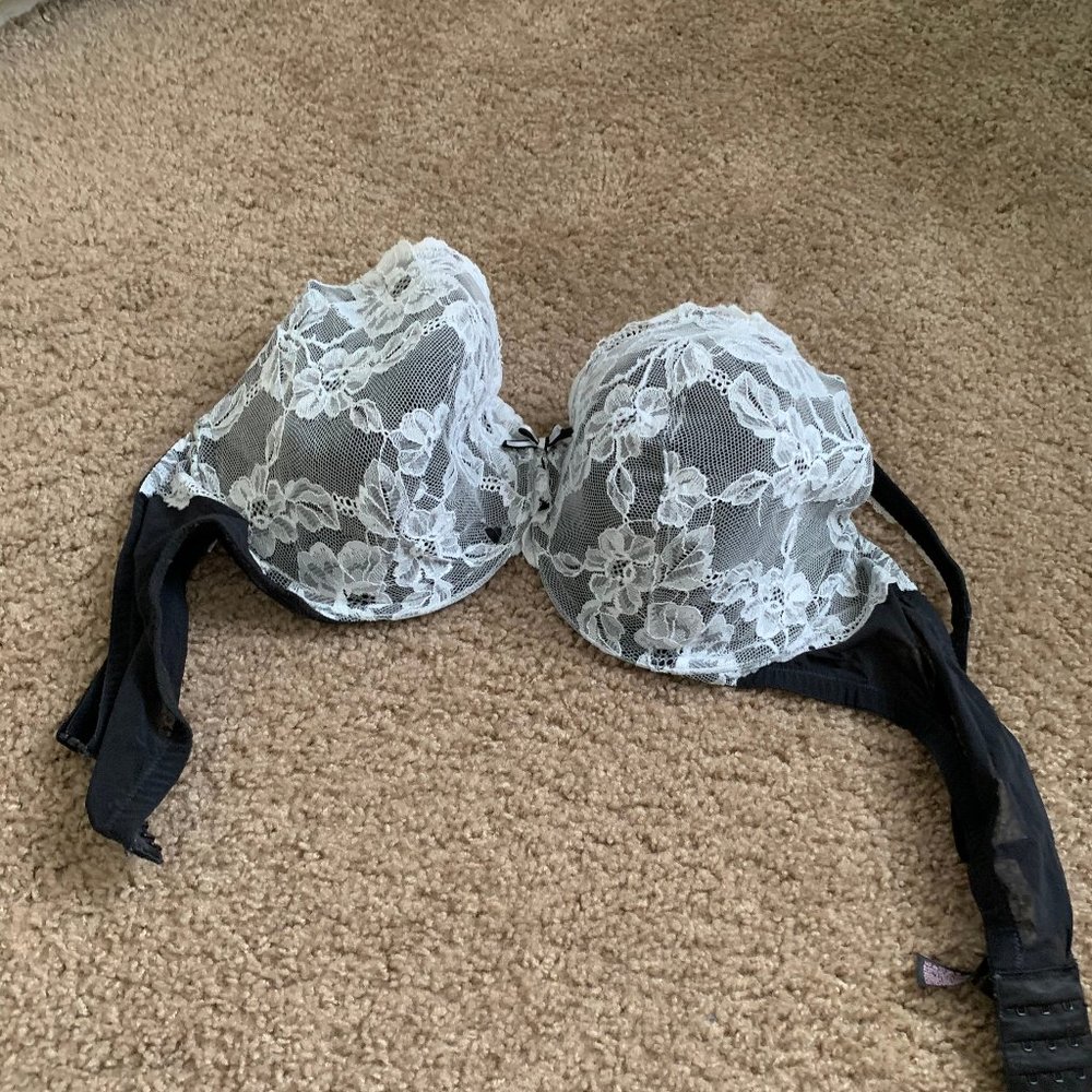 VS Black and White Lace Bra Size 40D